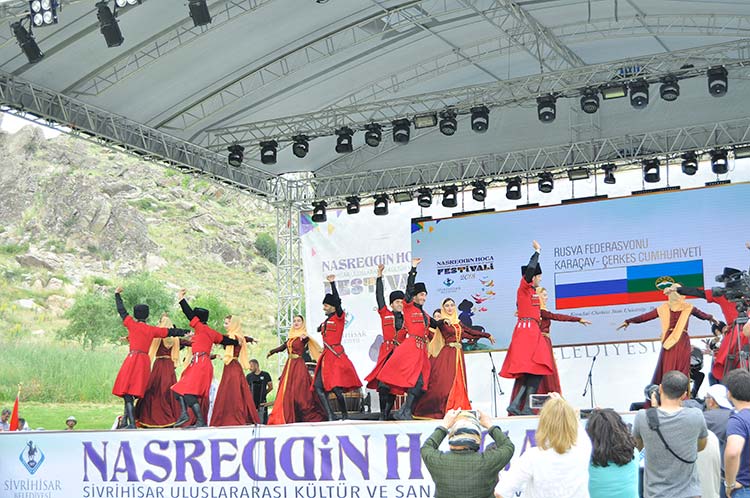 Sivrihisar ilçesinde bu yıl ikincisi düzenlenen Uluslararası Nasreddin Hoca Kültür ve Sanat Festivali büyük bir coşkuyla başladı.