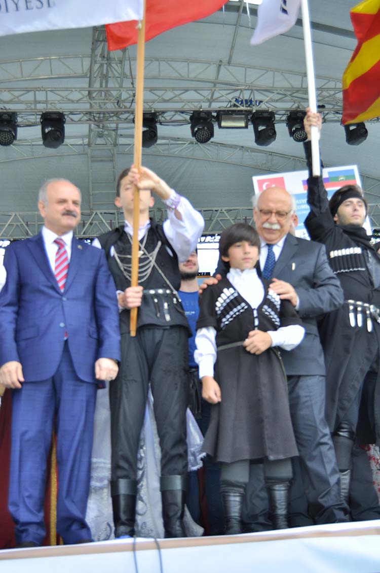 Sivrihisar ilçesinde bu yıl ikincisi düzenlenen Uluslararası Nasreddin Hoca Kültür ve Sanat Festivali büyük bir coşkuyla başladı.