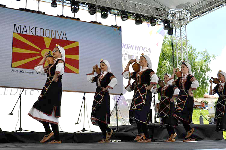 Sivrihisar ilçesinde bu yıl ikincisi düzenlenen Uluslararası Nasreddin Hoca Kültür ve Sanat Festivali büyük bir coşkuyla başladı.