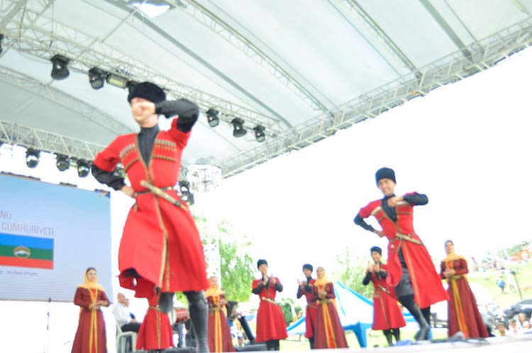 Sivrihisar ilçesinde bu yıl ikincisi düzenlenen Uluslararası Nasreddin Hoca Kültür ve Sanat Festivali büyük bir coşkuyla başladı.