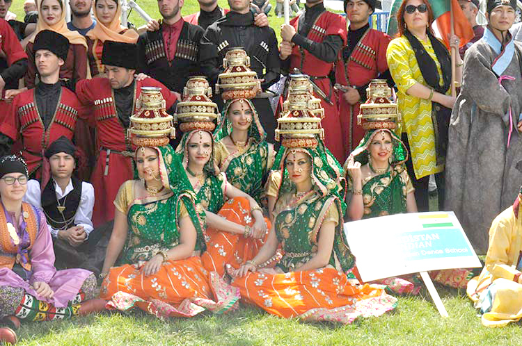 Sivrihisar ilçesinde bu yıl ikincisi düzenlenen Uluslararası Nasreddin Hoca Kültür ve Sanat Festivali büyük bir coşkuyla başladı.