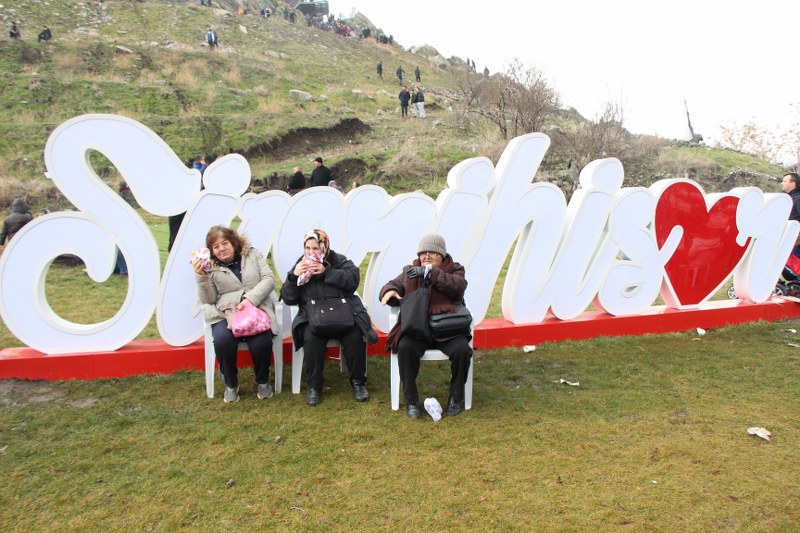 Eskişehir'in Sivrihisar ilçesinde gerçekleştirilen "Dövme Sucuk Festivali" büyük ilgi gördü.