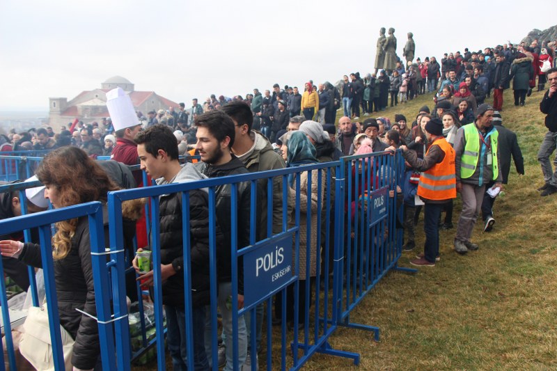 Eskişehir'in Sivrihisar ilçesinde gerçekleştirilen "Dövme Sucuk Festivali" büyük ilgi gördü.