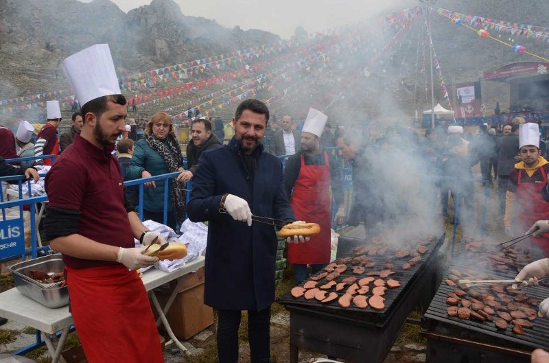 Eskişehir'in Sivrihisar ilçesinde gerçekleştirilen "Dövme Sucuk Festivali" büyük ilgi gördü.