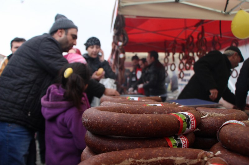 Eskişehir'in Sivrihisar ilçesinde gerçekleştirilen "Dövme Sucuk Festivali" büyük ilgi gördü.