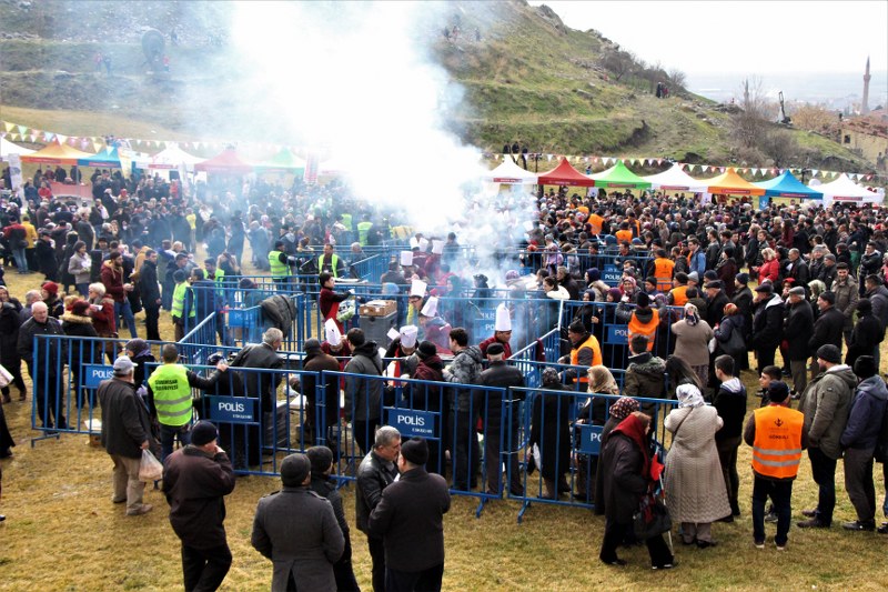 Eskişehir'in Sivrihisar ilçesinde gerçekleştirilen "Dövme Sucuk Festivali" büyük ilgi gördü.