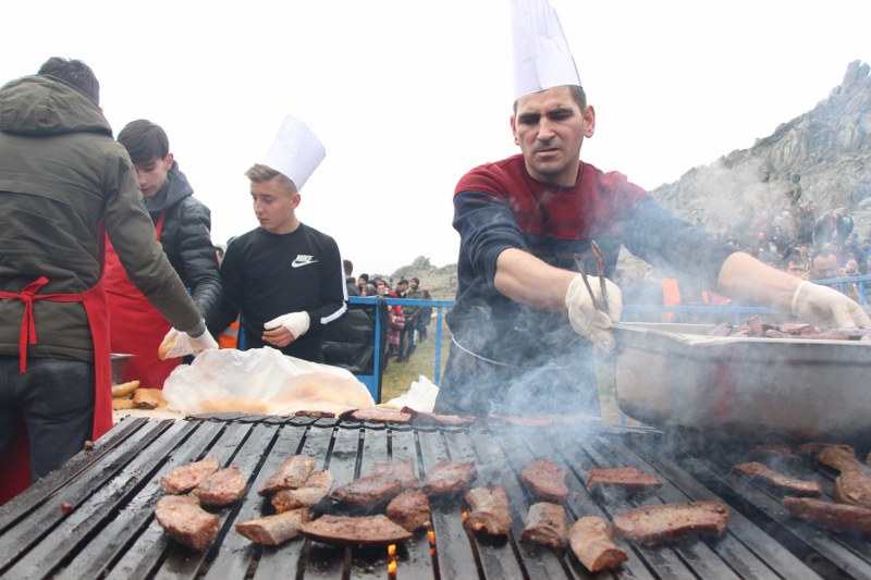 Eskişehir'in Sivrihisar ilçesinde gerçekleştirilen "Dövme Sucuk Festivali" büyük ilgi gördü.