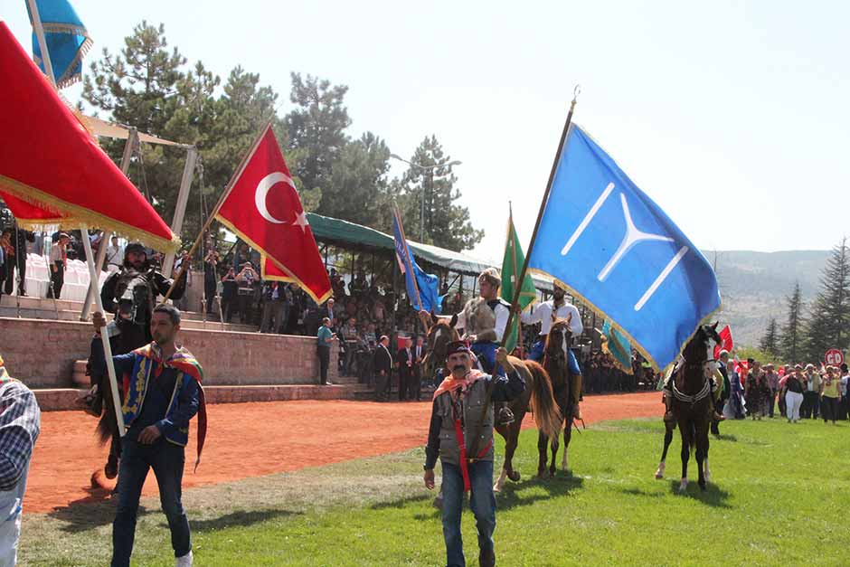 Bilecik’in Söğüt ilçesinde bu yıl 735’incisi gerçekleşen Ertuğrul Gazi'yi Anma ve Yörük Şenlikleri töreninde konuşan Başbakan Yardımcısı Tuğrul Türkeş, "Bugün anmakta olduğumuz Ertuğrul Gazi’nin ebedi istirahatgahı olan bu ovada yükselen bu millet 600 yıl sonra düştü denirken bu sefer Ankara’dan tekrar yükselmiştir" dedi.