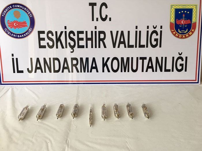 Eskişehir'de jandarma ekipleri tarafından düzenlenen operasyonda, nükleer sanayi ile medikal cihazlarda kullanılan ''Sezyum 137'' adlı radyoaktif madde ele geçirildi, 4 kişi gözaltına alındı.