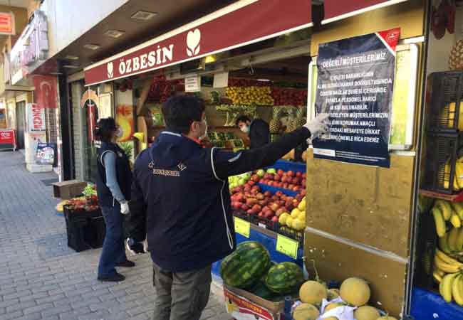 Eskişehir’de ise İl Emniyet Müdürlüğüne bağlı polis ekipleri yasağa saatler kala vatandaşların yoğunlaştığı süper market denetimlerini iki katına çıkardı. 