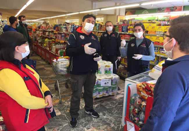 Yapılan denetimler hakkında konuşan bir Süpermarket Müdürü Emre Öner, “İstemediğimiz bir durum ama maalesef tüm dünya virüsle ilgili problemler yaşıyor. 