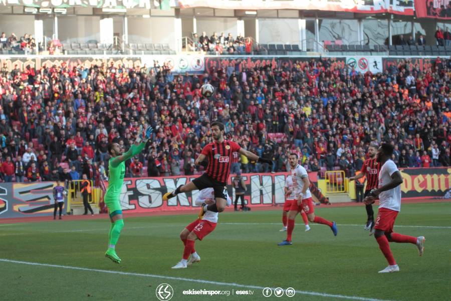 Eskişehirspor Ümraniyespor karşılaşması tam bir gol düellosuna dönüştü. İşte 4 gol, 1 de kırmızı kartın olduğu karşılaşmadan objektiflere takılan anlar...