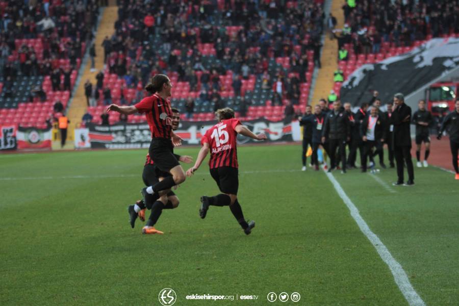 Eskişehirspor Ümraniyespor karşılaşması tam bir gol düellosuna dönüştü. İşte 4 gol, 1 de kırmızı kartın olduğu karşılaşmadan objektiflere takılan anlar...