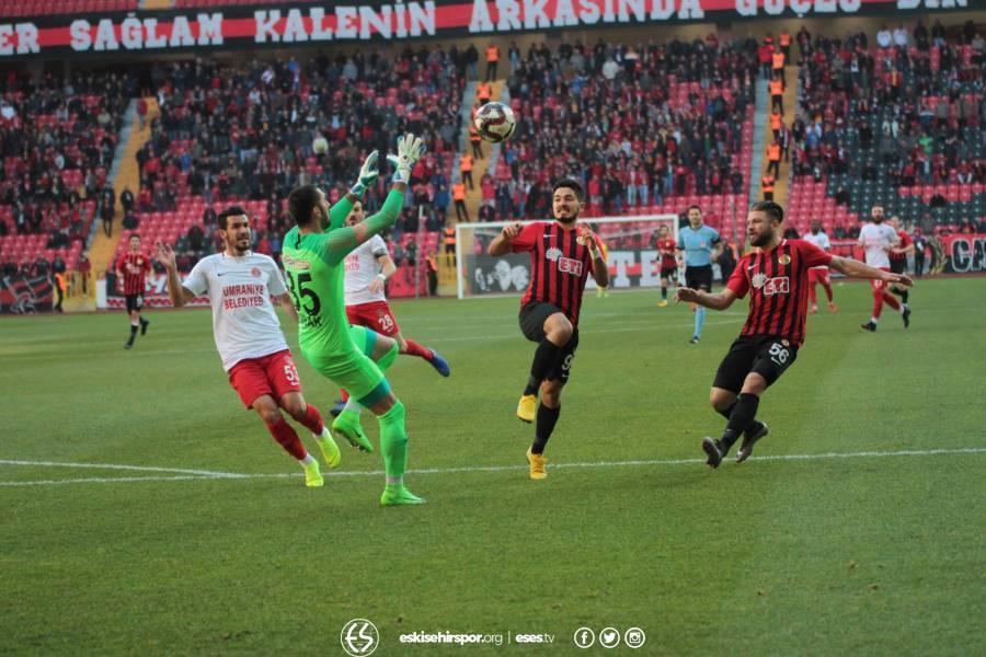 Eskişehirspor Ümraniyespor karşılaşması tam bir gol düellosuna dönüştü. İşte 4 gol, 1 de kırmızı kartın olduğu karşılaşmadan objektiflere takılan anlar...