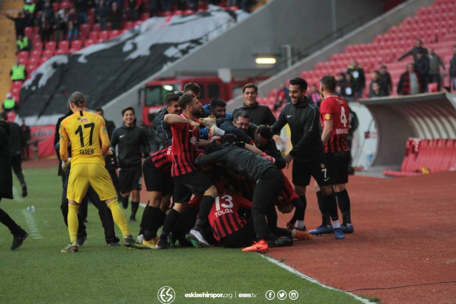 Eskişehirspor Ümraniyespor karşılaşması tam bir gol düellosuna dönüştü. İşte 4 gol, 1 de kırmızı kartın olduğu karşılaşmadan objektiflere takılan anlar...