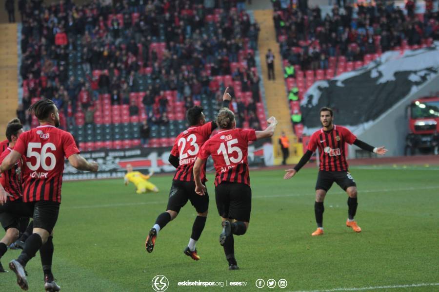 Eskişehirspor Ümraniyespor karşılaşması tam bir gol düellosuna dönüştü. İşte 4 gol, 1 de kırmızı kartın olduğu karşılaşmadan objektiflere takılan anlar...