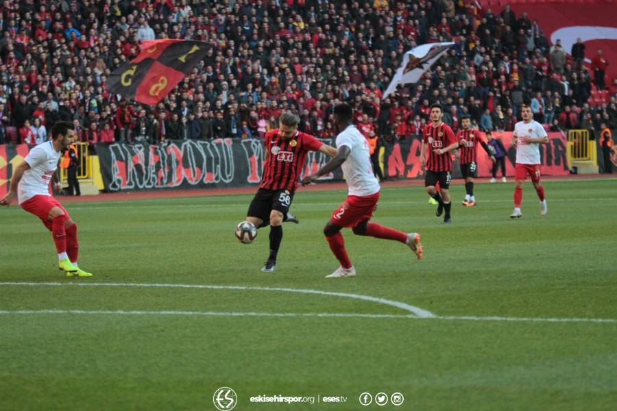 Eskişehirspor Ümraniyespor karşılaşması tam bir gol düellosuna dönüştü. İşte 4 gol, 1 de kırmızı kartın olduğu karşılaşmadan objektiflere takılan anlar...