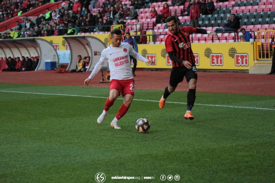 Eskişehirspor Ümraniyespor karşılaşması tam bir gol düellosuna dönüştü. İşte 4 gol, 1 de kırmızı kartın olduğu karşılaşmadan objektiflere takılan anlar...