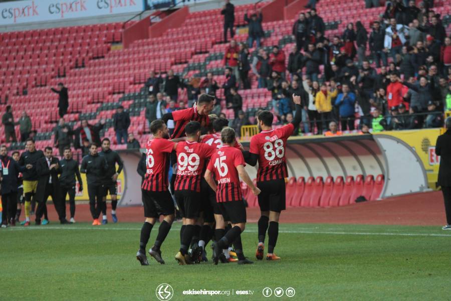 Eskişehirspor Ümraniyespor karşılaşması tam bir gol düellosuna dönüştü. İşte 4 gol, 1 de kırmızı kartın olduğu karşılaşmadan objektiflere takılan anlar...