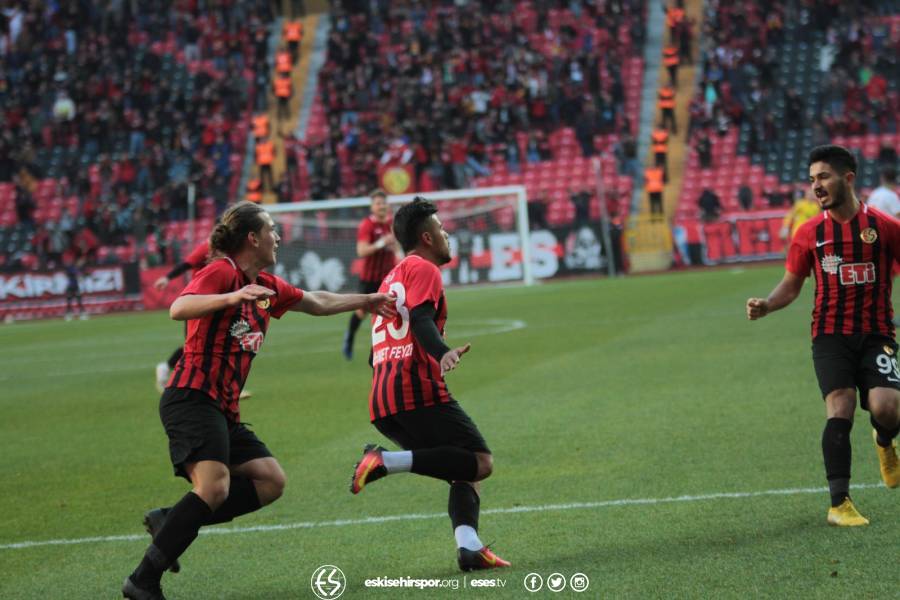 Eskişehirspor Ümraniyespor karşılaşması tam bir gol düellosuna dönüştü. İşte 4 gol, 1 de kırmızı kartın olduğu karşılaşmadan objektiflere takılan anlar...