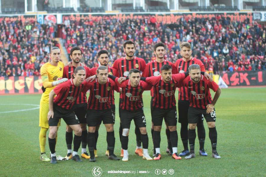 Eskişehirspor Ümraniyespor karşılaşması tam bir gol düellosuna dönüştü. İşte 4 gol, 1 de kırmızı kartın olduğu karşılaşmadan objektiflere takılan anlar...