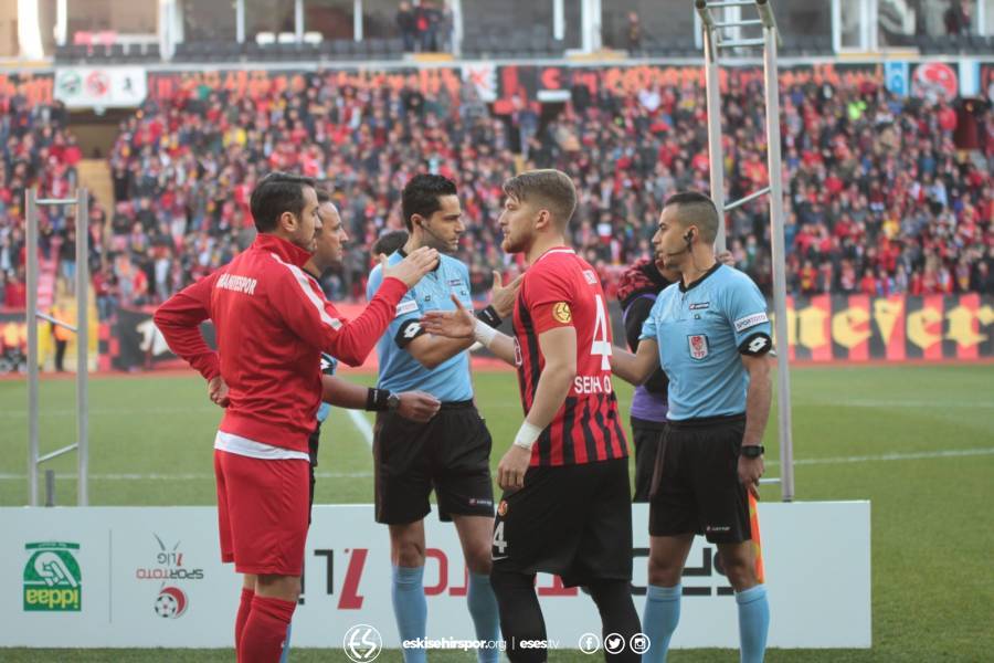 Eskişehirspor Ümraniyespor karşılaşması tam bir gol düellosuna dönüştü. İşte 4 gol, 1 de kırmızı kartın olduğu karşılaşmadan objektiflere takılan anlar...