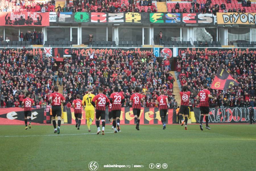 Eskişehirspor Ümraniyespor karşılaşması tam bir gol düellosuna dönüştü. İşte 4 gol, 1 de kırmızı kartın olduğu karşılaşmadan objektiflere takılan anlar...