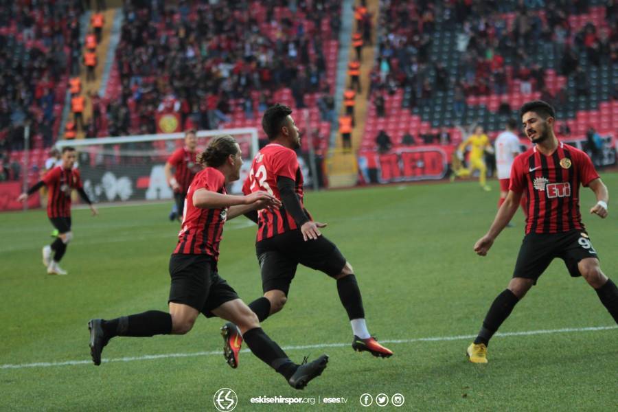 Eskişehirspor Ümraniyespor karşılaşması tam bir gol düellosuna dönüştü. İşte 4 gol, 1 de kırmızı kartın olduğu karşılaşmadan objektiflere takılan anlar...