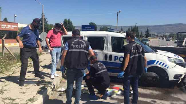 Eskişehir’de görevden dönen polis aracının kaza yapması sonucu 1’i ağır 2 polis memuru yaralandı.