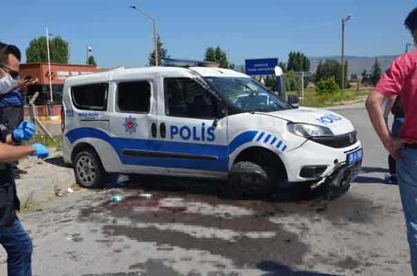 Eskişehir’de görevden dönen polis aracının kaza yapması sonucu 1’i ağır 2 polis memuru yaralandı.