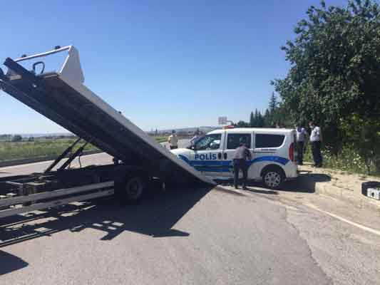 Eskişehir’de görevden dönen polis aracının kaza yapması sonucu 1’i ağır 2 polis memuru yaralandı.