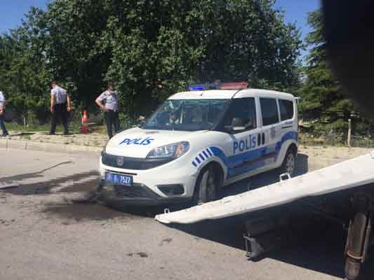 Eskişehir’de görevden dönen polis aracının kaza yapması sonucu 1’i ağır 2 polis memuru yaralandı.