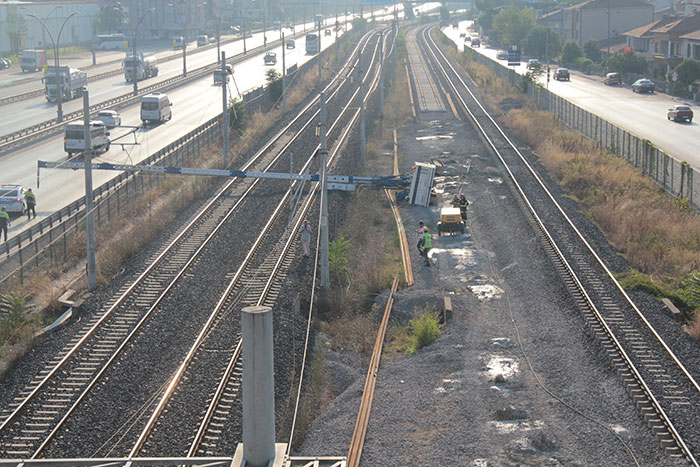 Kocaeli'nin İzmit ilçesinde tren yolu inşaatında çalışan sondaj makinesi tren yoluna devrildi. Kazada enerji nakil hatlarının kesmesi nedeniyle Ankara-İzmit arası tüm tren seferleri durduruldu.