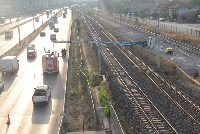 Kocaeli'nin İzmit ilçesinde tren yolu inşaatında çalışan sondaj makinesi tren yoluna devrildi. Kazada enerji nakil hatlarının kesmesi nedeniyle Ankara-İzmit arası tüm tren seferleri durduruldu.