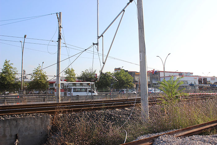 Kocaeli'nin İzmit ilçesinde tren yolu inşaatında çalışan sondaj makinesi tren yoluna devrildi. Kazada enerji nakil hatlarının kesmesi nedeniyle Ankara-İzmit arası tüm tren seferleri durduruldu.