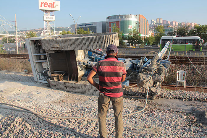 Kocaeli'nin İzmit ilçesinde tren yolu inşaatında çalışan sondaj makinesi tren yoluna devrildi. Kazada enerji nakil hatlarının kesmesi nedeniyle Ankara-İzmit arası tüm tren seferleri durduruldu.