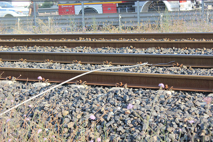 Kocaeli'nin İzmit ilçesinde tren yolu inşaatında çalışan sondaj makinesi tren yoluna devrildi. Kazada enerji nakil hatlarının kesmesi nedeniyle Ankara-İzmit arası tüm tren seferleri durduruldu.