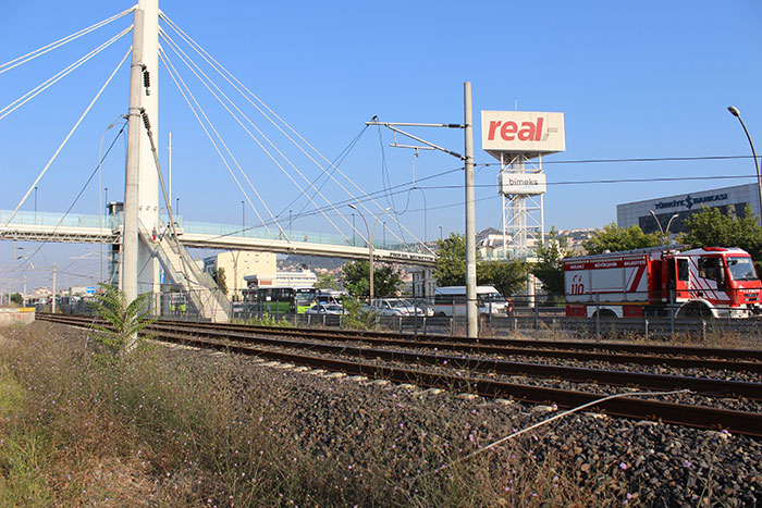 Kocaeli'nin İzmit ilçesinde tren yolu inşaatında çalışan sondaj makinesi tren yoluna devrildi. Kazada enerji nakil hatlarının kesmesi nedeniyle Ankara-İzmit arası tüm tren seferleri durduruldu.