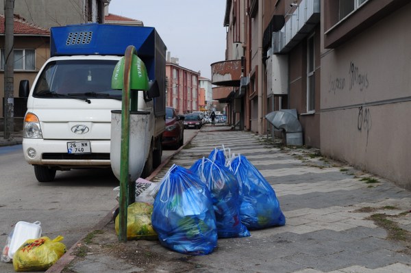 Çöpleri toplamak için gecenin kör saati geliyorlar genellikle. Akşam 19.00 ile 21.00 saatleri arasında çöplerin atılması isteniyor, ama öyle bir şeyi de uygulayamıyorlar. Çöpler sabah saatlerinde atılıyor. Bunun sonucunda ortalıkta görüntü kirliliği oluyor ve bazen koku yapıyor. Normal olarak bizi de rahatsız ediyor bu durum. Çöp kutusu getirilebilir. Düzenli bir çöp toplama saati ve gününe uyulabilir” şeklinde konuştu. 