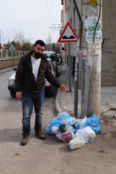 Eskişehir’de, sorumsuz kişiler tarafından zamansız ve gelişigüzel olarak köşe başlarına ve direk diplerine bırakılan çöpler, görüntü kirliliğinin yanı sıra sağlık açısından da sıkıntı oluşturmaya devam ediyor. Belediyenin tüm uğraşları ve uyarılarına rağmen sorumsuz vatandaşlar bu davranışlarına devam ediyor.