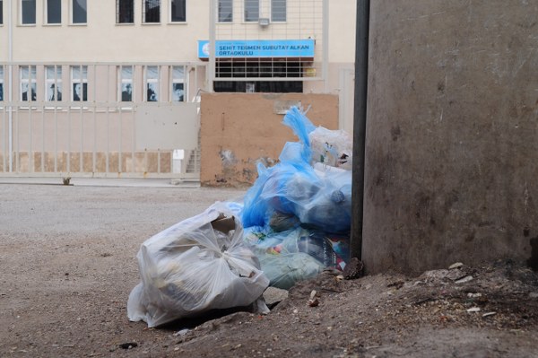 Eskişehir’de, sorumsuz kişiler tarafından zamansız ve gelişigüzel olarak köşe başlarına ve direk diplerine bırakılan çöpler, görüntü kirliliğinin yanı sıra sağlık açısından da sıkıntı oluşturmaya devam ediyor. Belediyenin tüm uğraşları ve uyarılarına rağmen sorumsuz vatandaşlar bu davranışlarına devam ediyor.