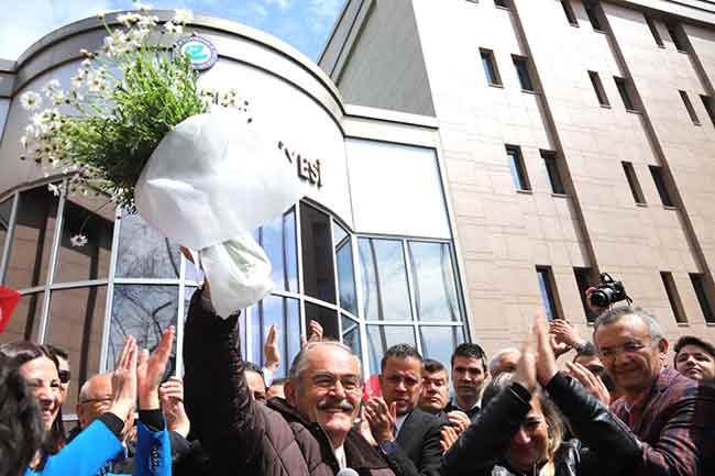 “Büyükşehir Belediyemizin çok değerli kadrolarına bu güzel karşılama için yürekten teşekkür ediyorum. Bugüne dek Eskişehir’de başardığımız işler yalnızca benim yaptığım işler değildir.