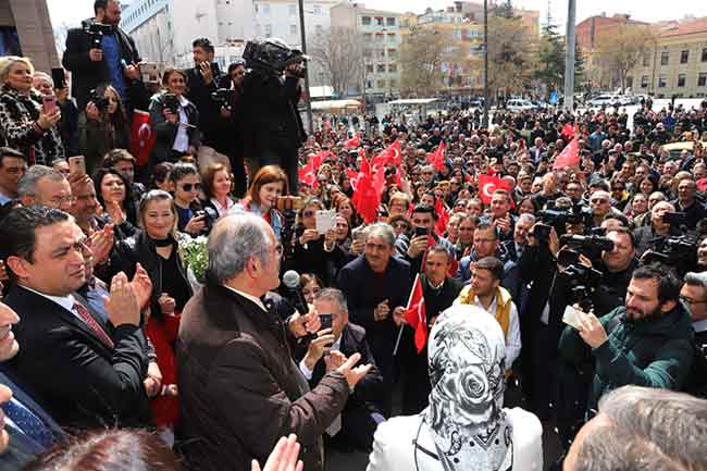 Büyükşehir Belediyemizin bütün personelinin bu şehrin örnek bir kent olmasında emeği büyüktür. 