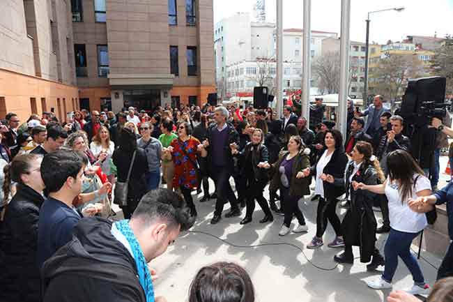 Önümüzdeki dönemde de hem kent merkezinde hem de kırsalda yapacaklarımızla Eskişehir’i çok daha ileriye taşıyacağız. Söz verdiğimiz gibi Eskişehir’e bahar geldi!"