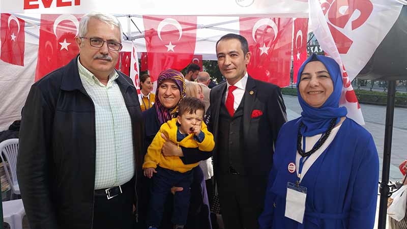 CHP İl Başkanı Sinan Özkar ve Odunpazarı Belediye Başkanı Kazım Kurt ile birlikte, halkı bilgilendirmek adına açılan hayır stantlarını gezen Eskişehir Milletvekili Cemal Okan Yüksel; Özkar ve Kurt ile birlikte Taşbaşı’ndaki evet standını da ziyaret etti.