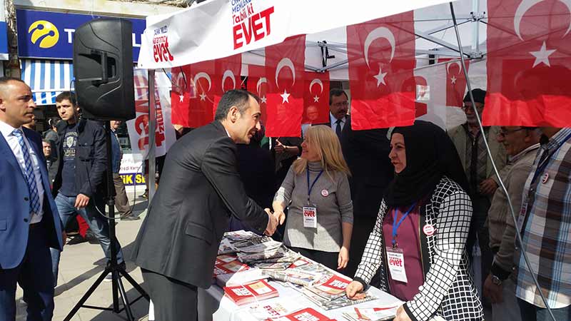 CHP İl Başkanı Sinan Özkar ve Odunpazarı Belediye Başkanı Kazım Kurt ile birlikte, halkı bilgilendirmek adına açılan hayır stantlarını gezen Eskişehir Milletvekili Cemal Okan Yüksel; Özkar ve Kurt ile birlikte Taşbaşı’ndaki evet standını da ziyaret etti.