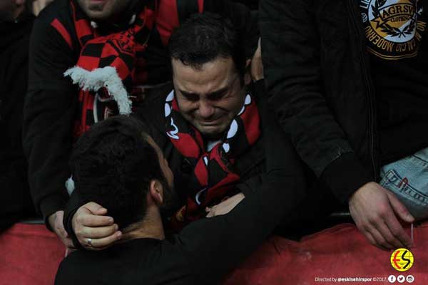 Futbolcular ile tribünün buluşması görülmeye değerdi.