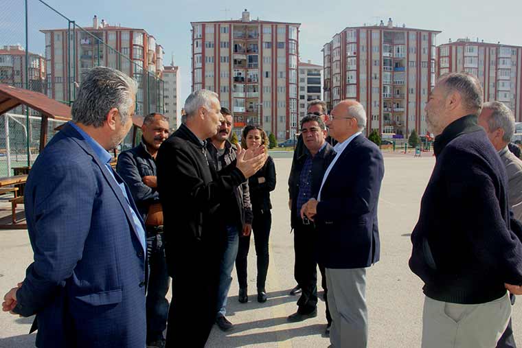 CHP Milletvekili Utku Çakırözer, Gökmeydan Mahallesi’nde Odunpazarı Belediyesi tarafından yapılan spor sahalarının Vakıflar Genel Müdürlüğü tarafından kapatılmak istenmesine tepki gösterdi.