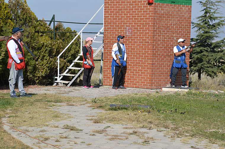 Atıcılıkta Eskişehirli sporcular yetenekleriyle göz dolduruyor. Türkiye Atıcılık ve Avcılık Federasyonu öncülüğünde düzenlenen Cumhuriyet Kupası'na hazırlanan atıcılar, 28-30 Ekim tarihleri arası turnuva için Konya’ya gidecek. Kadın atıcılar ise, ‘Ağlayacaksanız başlamayın’ diyen erkeklere cevaplarını aldıkları derecelerle veriyor.