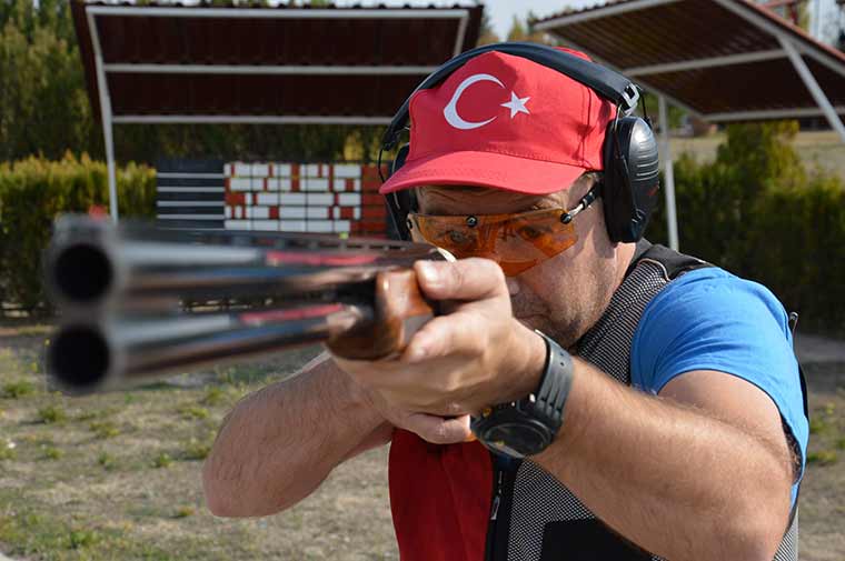 Atıcılıkta Eskişehirli sporcular yetenekleriyle göz dolduruyor. Türkiye Atıcılık ve Avcılık Federasyonu öncülüğünde düzenlenen Cumhuriyet Kupası'na hazırlanan atıcılar, 28-30 Ekim tarihleri arası turnuva için Konya’ya gidecek. Kadın atıcılar ise, ‘Ağlayacaksanız başlamayın’ diyen erkeklere cevaplarını aldıkları derecelerle veriyor.